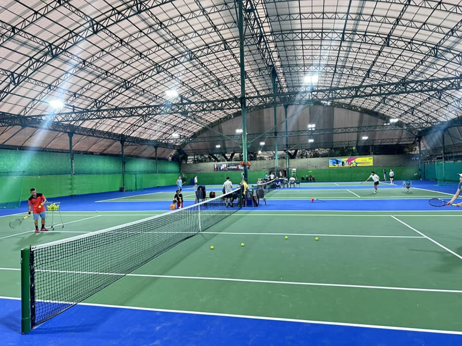 Thi c&ocirc;ng sơn s&acirc;n pickleball tại Vinh Nghệ An	